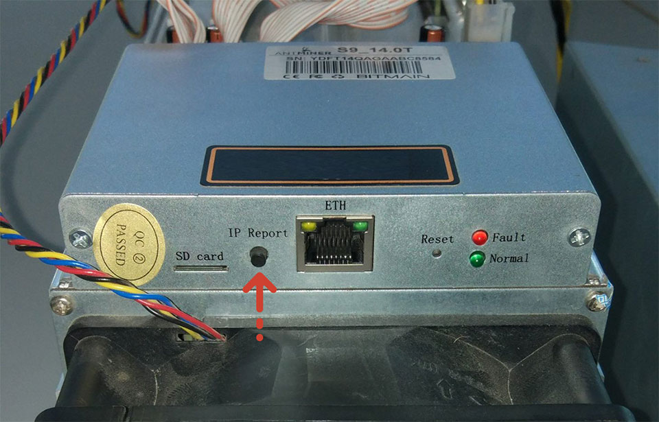 Une capture d'écran du bouton physique de l'IP reporter à l'arrière d'une machine ASIC Antminer. 